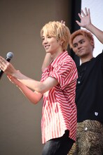 拍手する吉野北人。