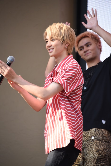 拍手する吉野北人。