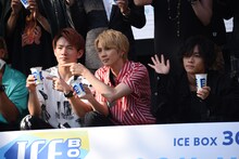 「ICE BOX」をアピールする浦川翔平、吉野北人、手を振る川村壱馬。