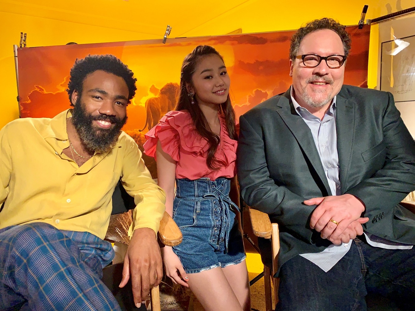 左からドナルド・グローヴァー、RIRI、ジョン・ファヴロー監督。