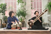 「カフィー・キ・ホーリー」を演奏するU-zhaanと武藤景介。(c)テレビ朝日