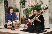 「カフィー・キ・ホーリー」を演奏するU-zhaanと武藤景介。(c)テレビ朝日