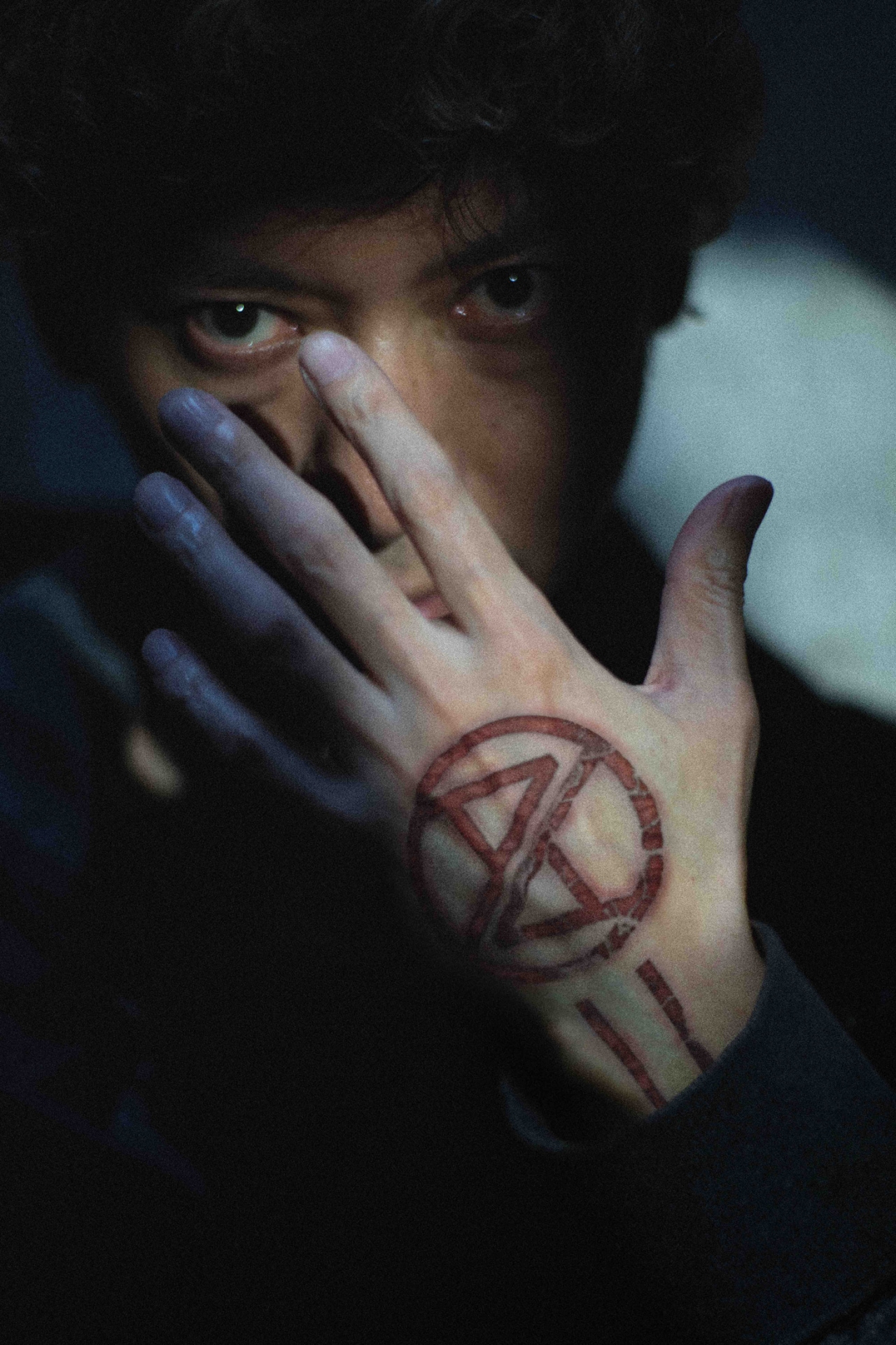 AA=ニューアルバム「#6」全貌解禁、新ビジュアルは手に焼印刻んだ上田剛士