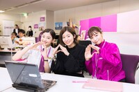 左から朝比奈彩、杏沙子、傳谷英里香。