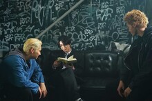 左から鈴木昂秀扮する辻、前田公輝扮する轟洋介、龍扮する芝マン。