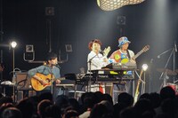 左から西田修大（G）、中村佳穂、武徹太郎（ギター六線、太鼓）。（撮影：森建二）