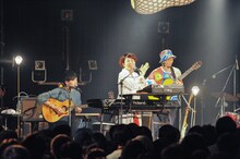 左から西田修大（G）、中村佳穂、武徹太郎（ギター六線、太鼓）。（撮影：森建二）