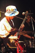 武徹太郎（ギター六線、太鼓）（撮影：森建二）