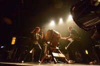 八丈太鼓を打ち鳴らす太鼓奏者の奥山善男と荒井康太。（撮影：森建二）