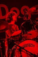 小泉拓（Dr / クリープハイプ）（撮影：白石達也）