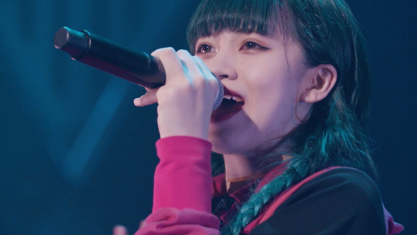 EMPiRE「NEW EMPiRE TOUR "EVOLUTiONS"」ライブ映像のワンシーン。