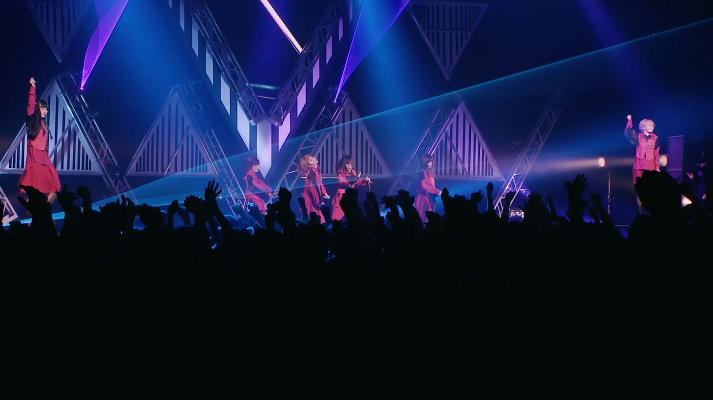 EMPiRE「NEW EMPiRE TOUR "EVOLUTiONS"」ライブ映像のワンシーン。