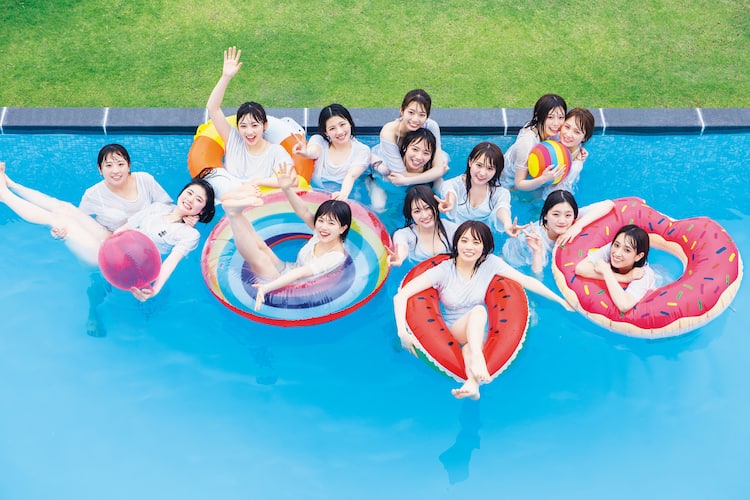 日向坂46、プールではしゃぐ写真集先行カット解禁 - 音楽ナタリー