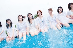 日向坂46、プールではしゃぐ写真集先行カット解禁 - 音楽ナタリー