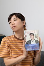 「月カド」の“神号”と共に。カールスモーキー石井の目元を意識するしまお。