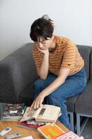 「月カド」の“神号”を読み返しながら当時の思い出を語るしまお。