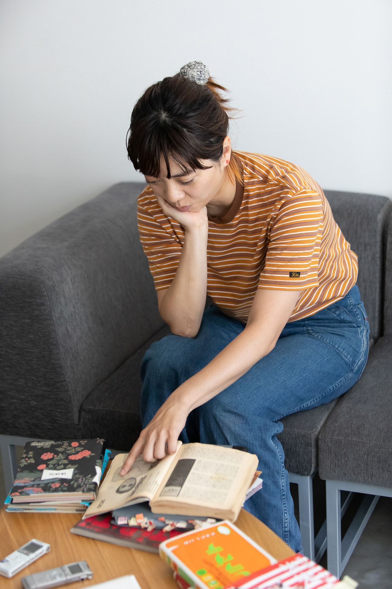 「月カド」の“神号”を読み返しながら当時の思い出を語るしまお。