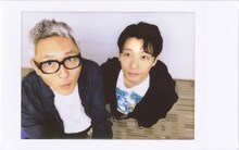 左から松重豊、星野源。