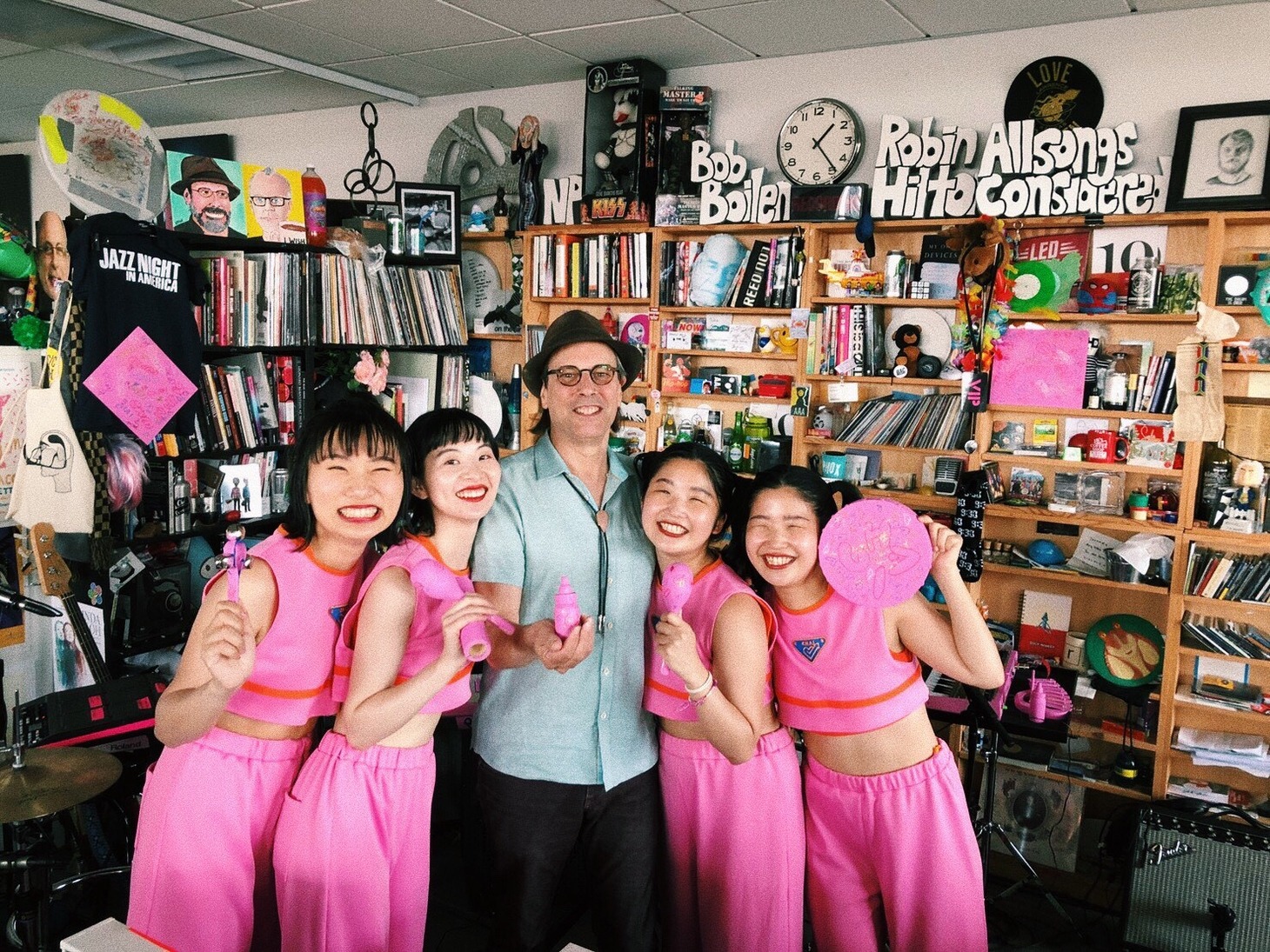 「Tiny Desk Concert」のホストを務めるボブ・ボイレンとCHAI。