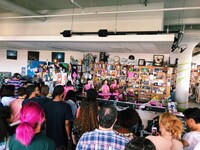 「Tiny Desk Concert」でCHAIがパフォーマンスする様子。