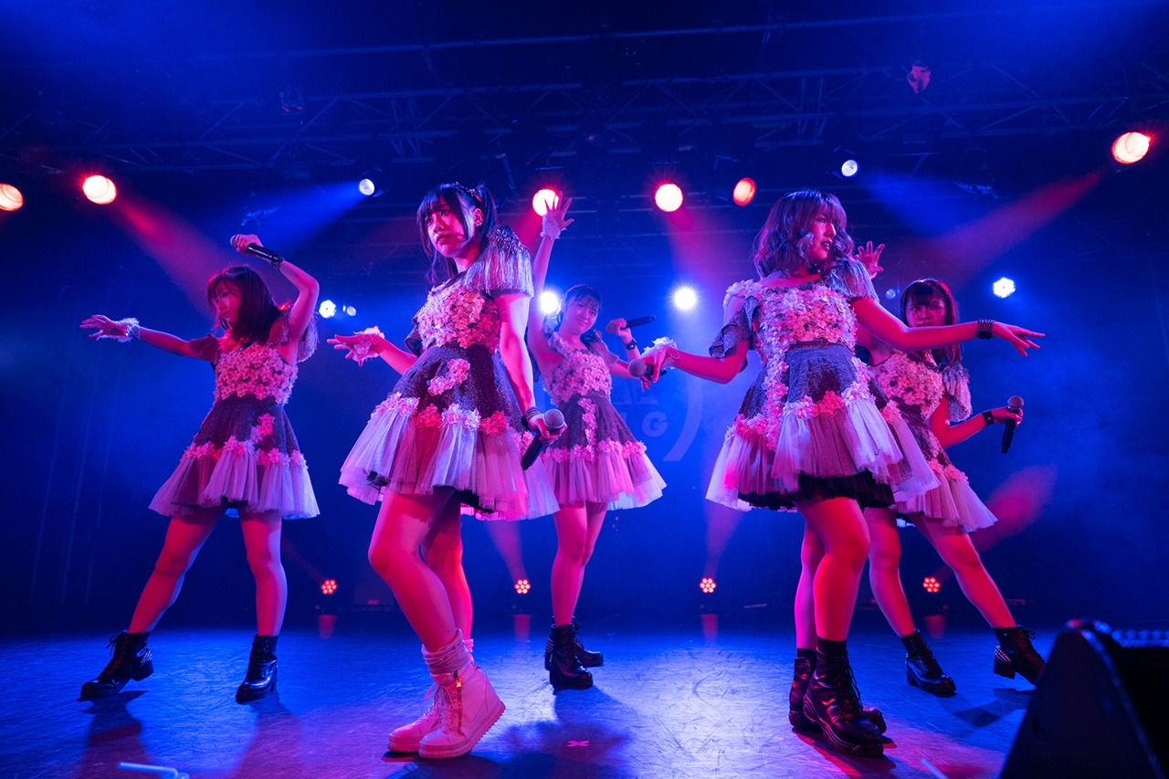 アップアップガールズ（仮）の関根梓、アップアップガールズ（2）の吉川茉優、橋村理子、新倉愛海、アップアップガールズ（プロレス）の乃蒼ヒカリによる“HAMAR12”。（写真提供：YU-Mエンターテインメント）