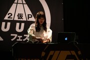 DJ KURO-OBIことアップアップガールズ（仮）の佐保明梨。（写真提供：YU-Mエンターテインメント）