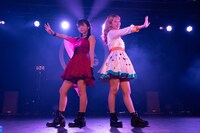 アップアップガールズ（仮）の古川小夏とアップアップガールズ（2）の佐々木ほのかによる“チーム桃太郎”。（写真提供：YU-Mエンターテインメント）