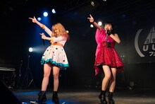 アップアップガールズ（仮）の古川小夏とアップアップガールズ（2）の佐々木ほのかによる“チーム桃太郎”。（写真提供：YU-Mエンターテインメント）