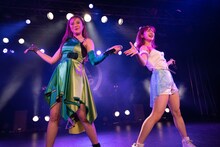 アップアップガールズ（仮）の森咲樹とアップアップガールズ（2）の森永新菜による“チームやばモリッ！”。（写真提供：YU-Mエンターテインメント）