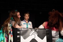 腕相撲で対決するアップアップガールズ（2）の森永新菜（左）とアップアップガールズ（仮）の森咲樹（右）。（写真提供：YU-Mエンターテインメント）