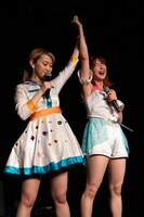 腕相撲対決で勝利したアップアップガールズ（仮）の森咲樹（右）。（写真提供：YU-Mエンターテインメント）