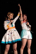 腕相撲対決で勝利したアップアップガールズ（仮）の森咲樹（右）。（写真提供：YU-Mエンターテインメント）