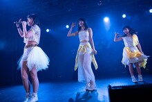 アップアップガールズ（仮）の佐保明梨、アップアップガールズ（2）の島崎友莉亜、アップアップガールズ（プロレス）のらくによる“ドクターイエロー”。（写真提供：YU-Mエンターテインメント）