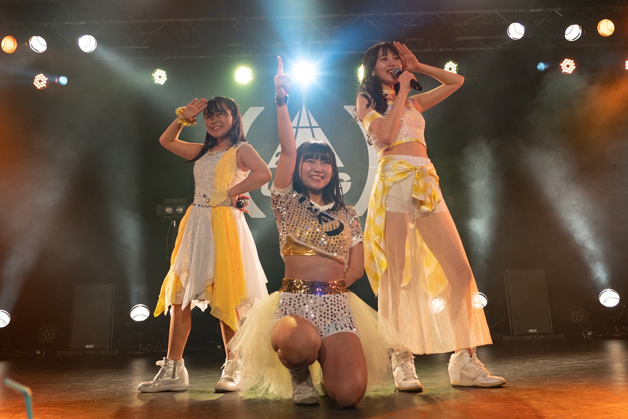アップアップガールズ（仮）の佐保明梨、アップアップガールズ（2）の島崎友莉亜、アップアップガールズ（プロレス）のらくによる“ドクターイエロー”。（写真提供：YU-Mエンターテインメント）