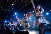 アップアップガールズ（仮）の関根梓、アップアップガールズ（2）の吉川茉優、橋村理子、新倉愛海、アップアップガールズ（プロレス）の乃蒼ヒカリによる“HAMAR12”。（写真提供：YU-Mエンターテインメント）