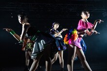 アップアップガールズ（仮）の新井愛瞳、アップアップガールズ（2）の高萩千夏、鍛治島彩、中川千尋、アップアップガールズ（プロレス）の渡辺未詩による“チームおっぺけぺー”。（写真提供：YU-Mエンターテインメント）