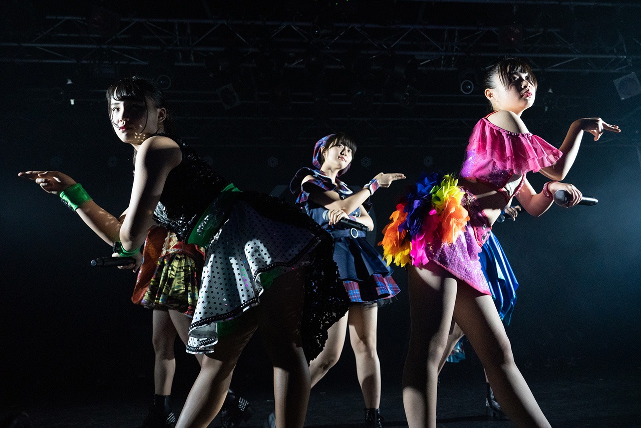 アップアップガールズ（仮）の新井愛瞳、アップアップガールズ（2）の高萩千夏、鍛治島彩、中川千尋、アップアップガールズ（プロレス）の渡辺未詩による“チームおっぺけぺー”。（写真提供：YU-Mエンターテインメント）