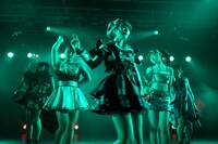 アップアップガールズ（仮）の新井愛瞳、アップアップガールズ（2）の高萩千夏、鍛治島彩、中川千尋、アップアップガールズ（プロレス）の渡辺未詩による“チームおっぺけぺー”。（写真提供：YU-Mエンターテインメント）