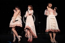 アップアップガールズ（仮）の関根梓、アップアップガールズ（2）の橋村理子、中川千尋による“チームプリンセス”。（写真提供：YU-Mエンターテインメント）