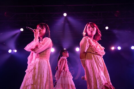 アップアップガールズ（仮）の関根梓、アップアップガールズ（2）の橋村理子、中川千尋による“チームプリンセス”。（写真提供：YU-Mエンターテインメント）