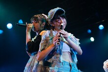 アップアップガールズ（2）の鍛治島彩（右）。（写真提供：YU-Mエンターテインメント）