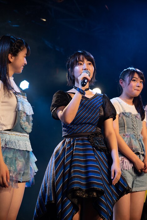 アップアップガールズ（仮）の新井愛瞳（中央）。（写真提供：YU-Mエンターテインメント）