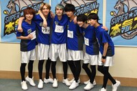 肩組みポーズのリクエストに「高い……」とつぶやく志村玲於（左）と（左2番目から）古川毅、ジャン海渡、飯島颯、伊藤壮吾、柴崎楽。