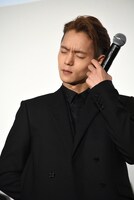 質問に頭を悩ませる窪田正孝。