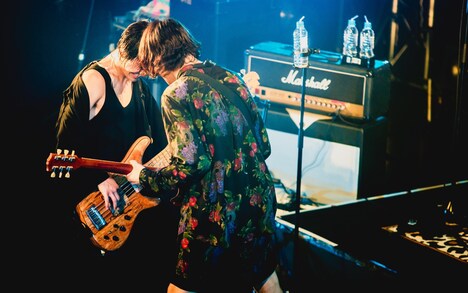 滝口大樹（B / 感覚ピエロ）と秋月琢登（G / 感覚ピエロ）。（撮影：ヤマダマサヒロ）