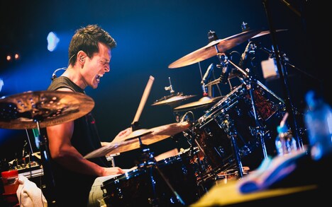 西尾健太（Dr / 感覚ピエロ）（撮影：ヤマダマサヒロ）