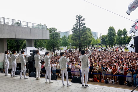 M!LKのリリースイベントの様子。（撮影：小坂茂雄）