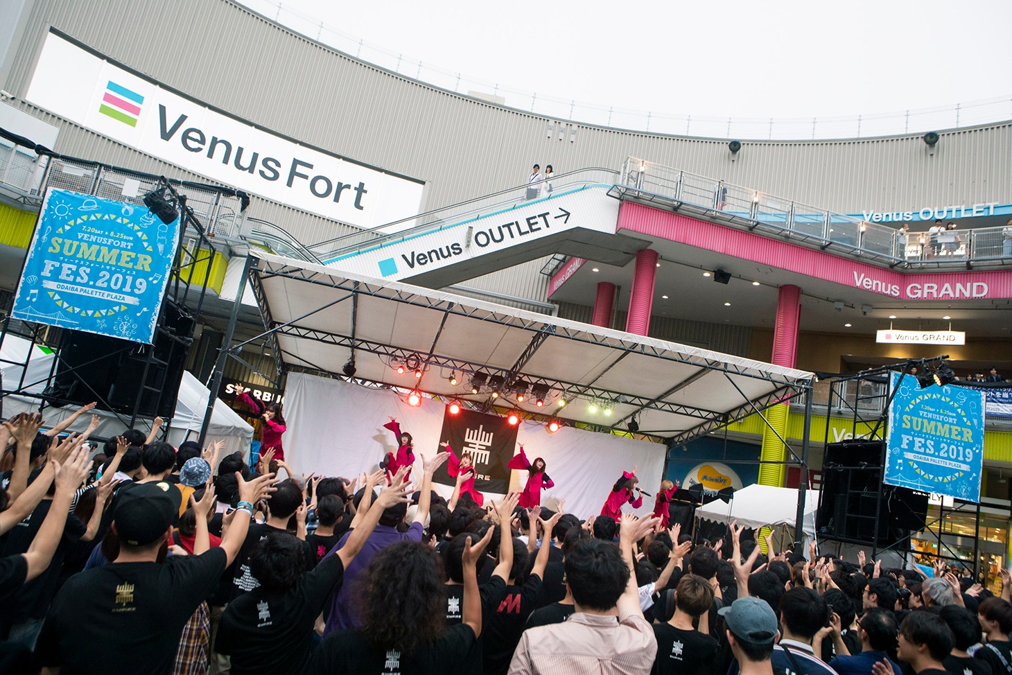 EMPiREのフリーライブの様子。（Photo by sotobayashi kenta）