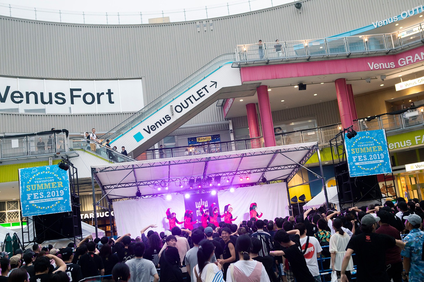 EMPiREのフリーライブの様子。（Photo by sotobayashi kenta）