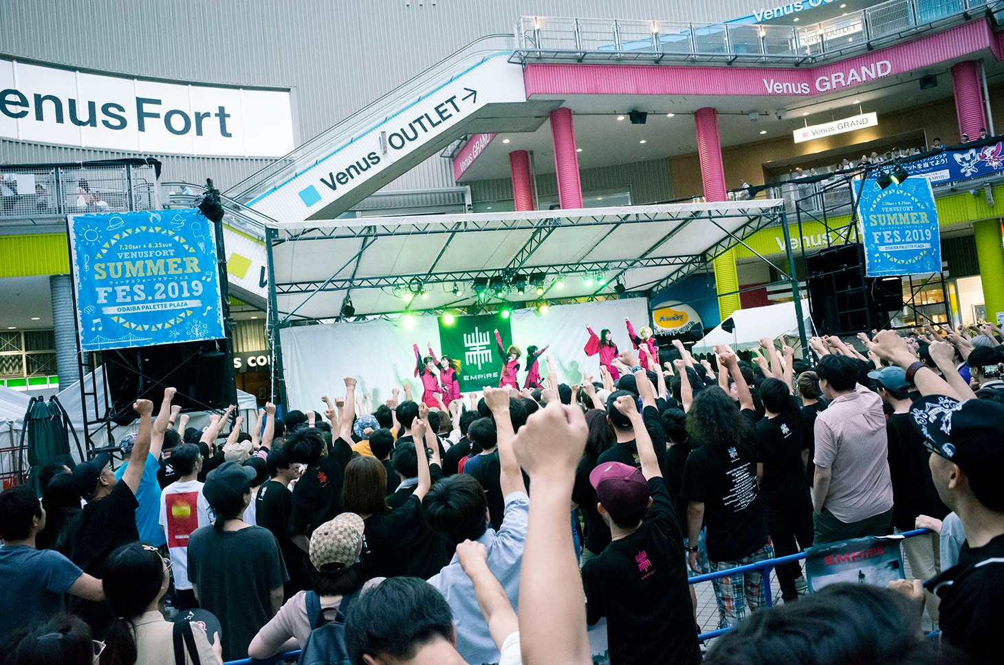 EMPiREのフリーライブの様子。（Photo by sotobayashi kenta）
